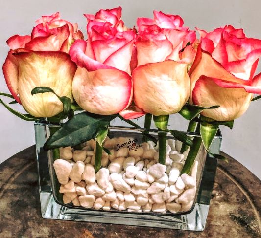 ורדים ואבנים באגרטל מלבני זכוכית עבה - Decor 2 Home